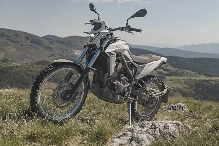 We adventure riders and off-road enthusiasts have been searching for the holy grail for a long time. We want the performance and lightness of a hard enduro in loose terrain with the long-distance comfort of modern touring enduros - a so-called unicorn. One potential unicorn has hardly been considered so far: The Beta Alp 4.0. We took a look at how much all-purpose it really is.