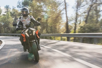 Reality Check mit der KTM 990 Duke Reality Check mit der KTM 990 Duke