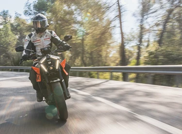 Reality Check mit der KTM 990 Duke Reality Check mit der KTM 990 Duke