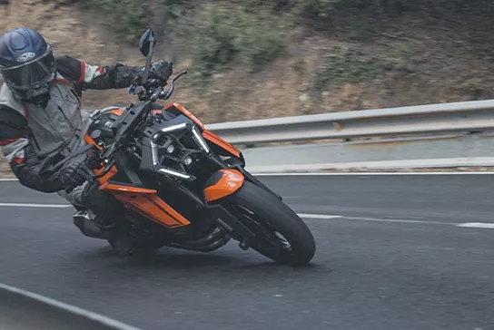 Everyday test instead of racetrack massacre. This test is for those who don't just want to take on the oval with the KTM 1390 Super Duke R or EVO. We take a look at how well KTM's latest beast performs in everyday use and on the country road.