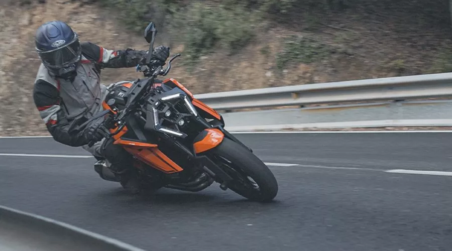 Everyday test instead of racetrack massacre. This test is for those who don't just want to take on the oval with the KTM 1390 Super Duke R or EVO. We take a look at how well KTM's latest beast performs in everyday use and on the country road.