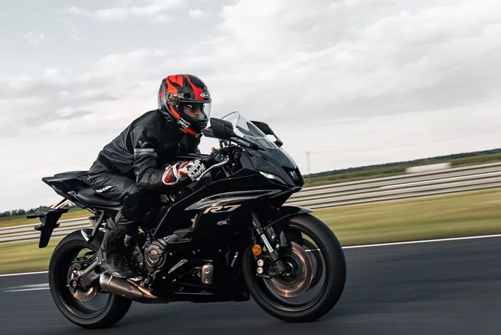 During the 1000PS Trackdays at the Pannoniaring, I was on a racetrack for the first time and was able to ride the Yamaha R7 extensively. How does it behave on the racetrack, is it the perfect entry-level racetrack bike?