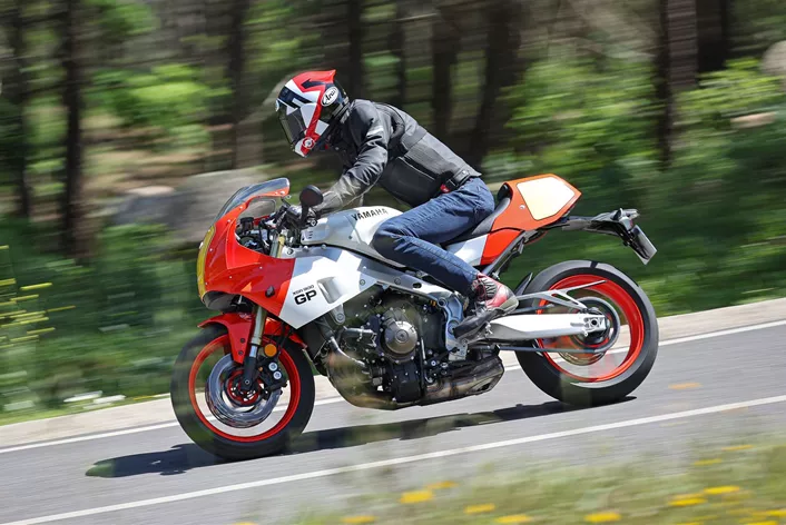 Ein glaubwürdiges Styling im Stile der 500er GP Maschinen aus der Zeit rund um 1990 trifft auf mondernste Komponenten aus dem CP3 Baukasten. Für die Saison 2024 wagt sich Yamaha mit mehr Retro Charme als jemals zuvor in den Schauraum der Händler. Wir waren für Euch in Portugal unterwegs und durften die XSR 900 GP einem ersten Test unterziehen.