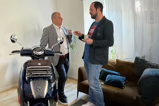 At the static presentation of the New Django 125 in Paris, Poky looks to the future together with Peugeot Product Manager Laurent Lilti.