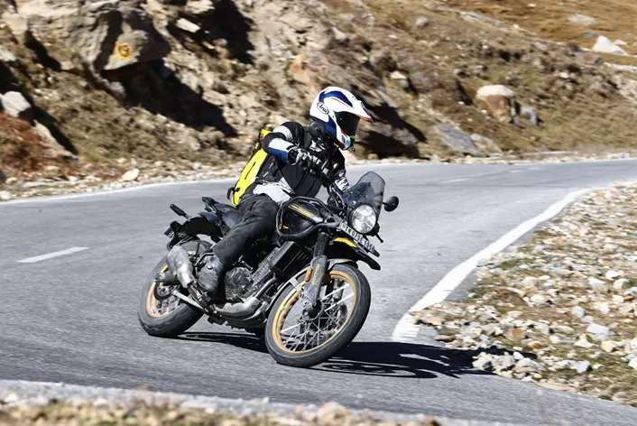 Royal Enfield Himalayan łączy w sobie to, co najlepsze z obu światów - moc adventurera i elegancję cruisera. Dzięki wyrazistemu designowi i pasji do offroadowych przygód, Himalayan jest majestatycznym wyborem dla jeźdźców, którzy chcą odkrywać nieznane.