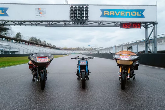 Am 11. Mai wird das deutsche Rennteam von Harley-Davidson beim 4-Stunden-Rennen auf dem Nürburgring antreten, dem zweiten Rennen im Deutschen Langstrecken Cup (DLC), und zwar mit ihren Performance Baggers und Hooligan Bikes.