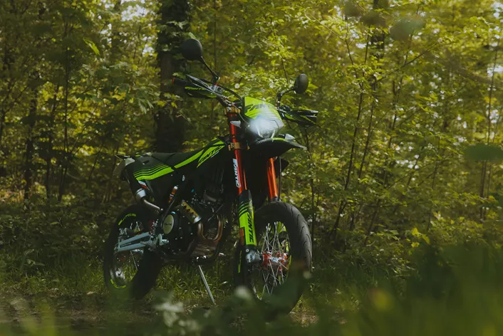 Dans le monde actuel des motos, qui sont de plus en plus équipées d'électronique et de systèmes d'assistance, la Fantic XMF 125 constitue une exception rafraîchissante. Ce supermotard de 125 cm3 renonce délibérément à toute fioriture et se concentre sur l'essentiel : Le plaisir de conduire et la mécanique pure.