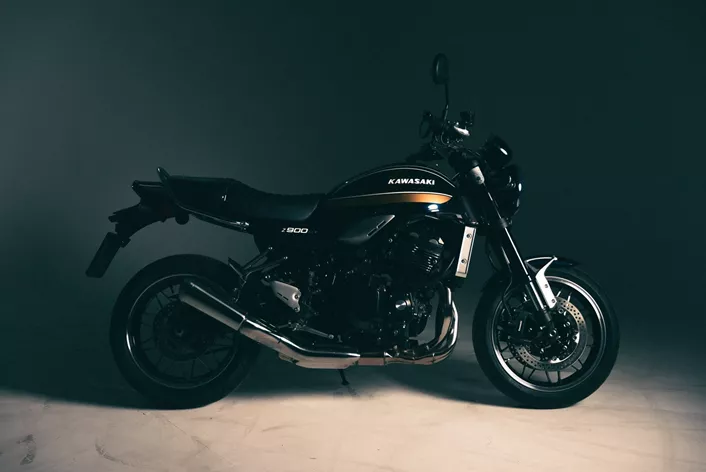 Die Kawasaki Z900 RS hat sich als begehrter Klassiker etabliert, die durch ihr Retro-Design und die kraftvolle Leistung des Vierzylindermotors überzeugt. Doch es gibt Alternativen - welche das sind, erfahrt ihr hier.