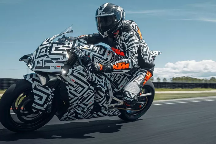 Depuis toujours, la devise "Ready to Race" n'est pas une formule creuse chez KTM, mais bien une réalité. Au plus tard depuis son entrée dans la catégorie MotoGP, il est clair que la marque de Mattighofen veut aussi atteindre les sommets sur les circuits en dur. Il est donc d'autant plus étonnant que les oranges n'aient pas proposé de successeur à la très populaire 1190 RC8 R. Avec la nouvelle KTM 990 RC R, ce sera enfin le cas à partir de 2025 !