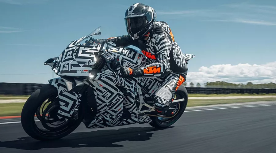The motto "Ready to Race" has always been more than just a meaningless phrase at KTM, it is pure seriousness. At the latest since entering the MotoGP class, it has been clear that the Mattighofen-based company is also aiming high on paved race tracks. It is therefore all the more surprising that the orange brand has not brought out a successor to the universally popular 1190 RC8 R - with the new KTM 990 RC R, the time will finally come in 2025!