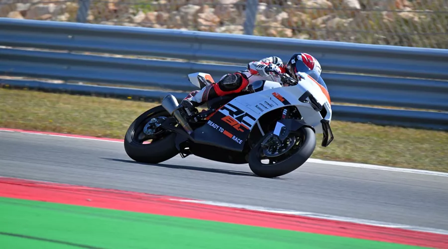 Estará mesmo "pronta para correr"? Martin Bauer liga a KTM RC 8C em Portimão e põe a moto super-desportiva à prova!