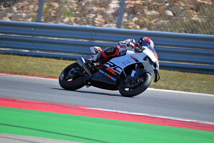 È davvero "pronta a correre"? Martin Bauer accende la KTM RC 8C a Portimao e mette alla prova la supersportiva!