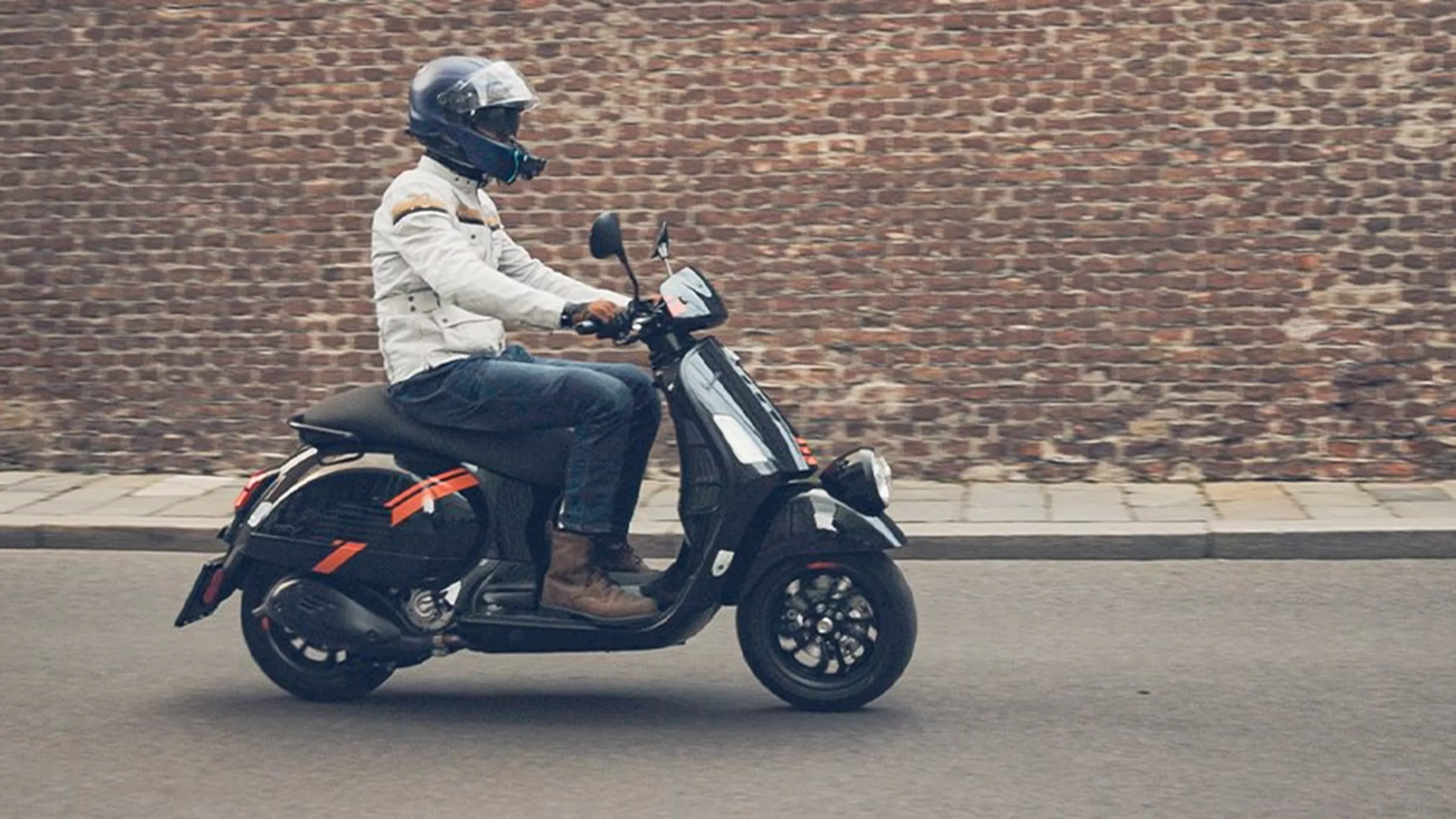 Le scooter Vespa GTV 300 en test 2024