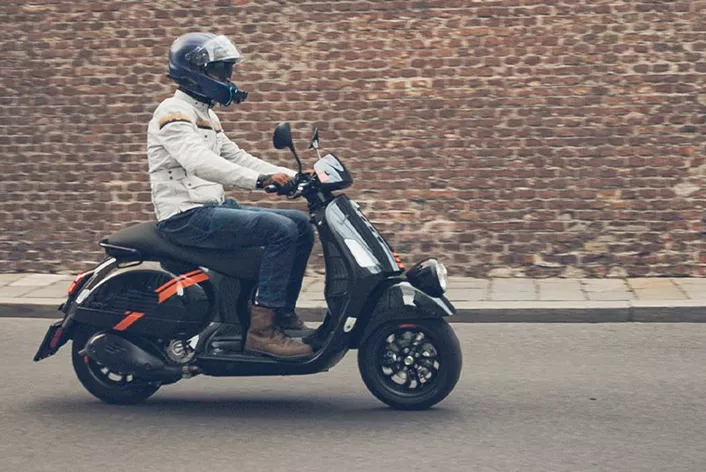 GTV 300 je Vespin novi paradni konj, ki je poklon največji uspešnosti Vespe na dirkah, veliko tehnologije pa si je izposodil tudi od svoje sestre GTS. Ali lahko ta celoten paket prepriča? Model GTV smo preizkusili na Dunaju in v njegovi okolici.