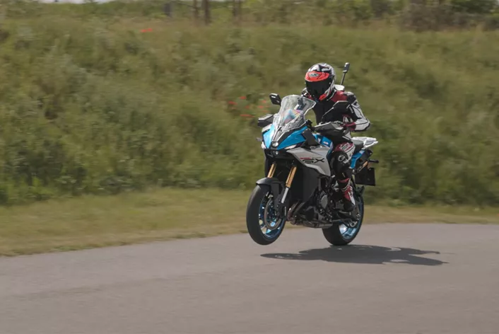 The Suzuki GSX-S1000 GX showcased itself on the Supermoto test track in Bad Fischau as part of our 1000PS Best Time video production. Visually, the bike appears comfortable and classy, with a certain restraint and a stately aura, primarily created by the expansive front section that shields the rider from wind and weather.