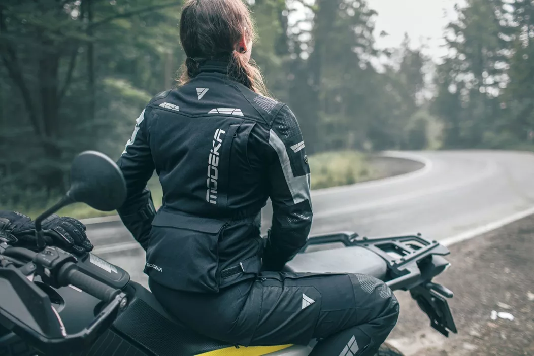 Met de Scrambler-testweek in Spanje voor de deur, ben ik op zoek gegaan naar een veelbelovende textielcombinatie. In het beste geval biedt deze een repertoire van comfort, functionaliteit, weerbestendigheid en praktisch nut. Mijn keuze is uiteindelijk gevallen op de Hydron-reeks van het merk Modeka.