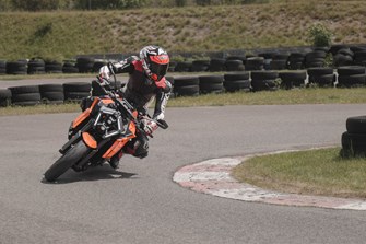 KTM 1390 Super Duke R auf der Strecke KTM 1390 Super Duke R auf der Strecke