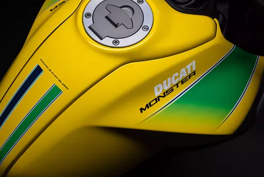 Ducati presenteert een gelimiteerde speciale editie van de Monster ter ere van Formule 1 coureur Ayrton Senna, die overleed in 1994. Het lakwerk van de motor, die gelimiteerd is tot 341 stuks, is geïnspireerd op het iconische helmdesign dat de Braziliaan tijdens zijn carrière gebruikte.