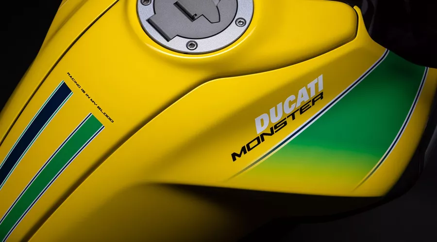 Ducati présente une édition spéciale limitée de la Monster pour rendre hommage au pilote de Formule 1 Ayrton Senna, décédé en 1994. La peinture de la moto, limitée à 341 exemplaires, s'inspire du design emblématique du casque que le Brésilien a utilisé tout au long de sa carrière.