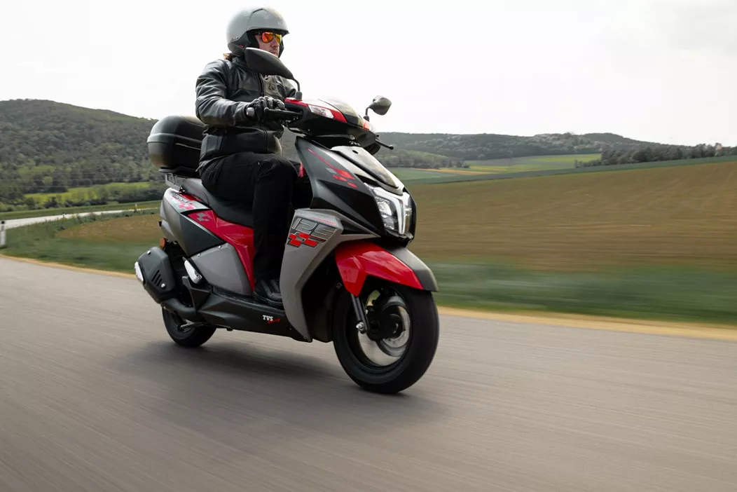 The TVS NTORQ 125 in the Race Edition is an exciting newcomer from India. With its specifications, features, and distinctive design, this scooter targets a young, dynamic audience. We found out how it performs in the urban jungle.