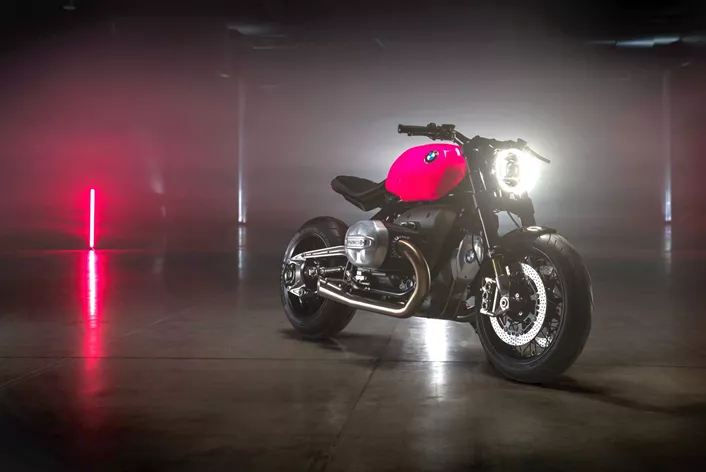 BMW Motorrad presents the latest big boxer bike at the Concorso d'Eleganza Villa d'Este on Lake Como: the BMW R20 Concept. It takes the familiar R 18 engine and packs it with more displacement into a beautiful retro bike.