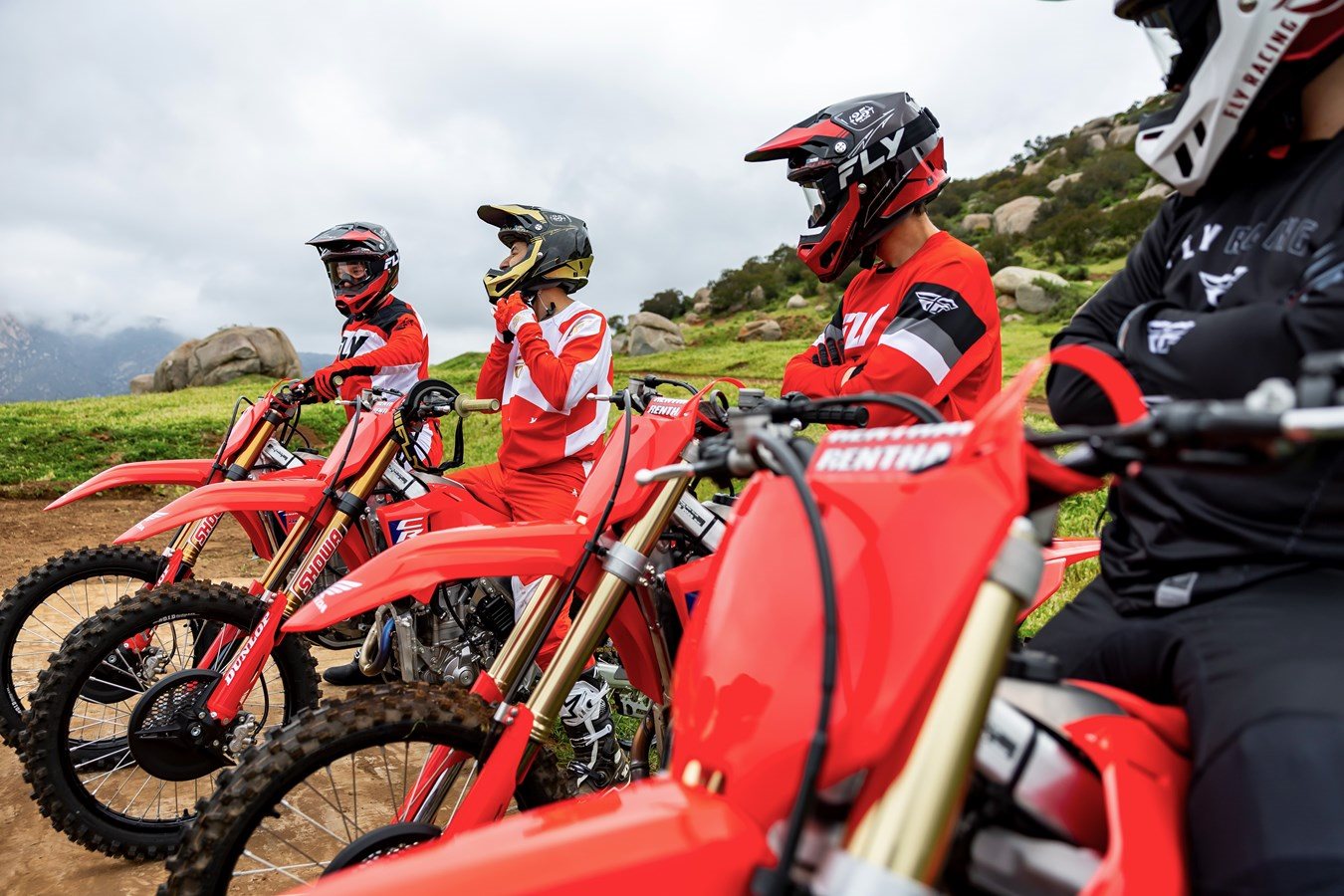 A Honda jelentosen megújította és új tagokkal bovítette a 2025-ös modellévre az európai CRF modellcsaládját. A CRF450R és a CRF250R modelleket átdolgozták, hogy még gyorsabbak és könnyebben kezelhetok legyenek a kanyarokban. Ez a frissítés nem csupán a 70%-ban megújult alumínium vázat érinti, új alsó és felso villahidakkal is felszerelték a modelleket.