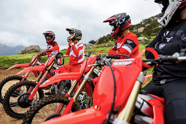 A Honda jelentosen megújította és új tagokkal bovítette a 2025-ös modellévre az európai CRF modellcsaládját. A CRF450R és a CRF250R modelleket átdolgozták, hogy még gyorsabbak és könnyebben kezelhetok legyenek a kanyarokban. Ez a frissítés nem csupán a 70%-ban megújult alumínium vázat érinti, új alsó és felso villahidakkal is felszerelték a modelleket.