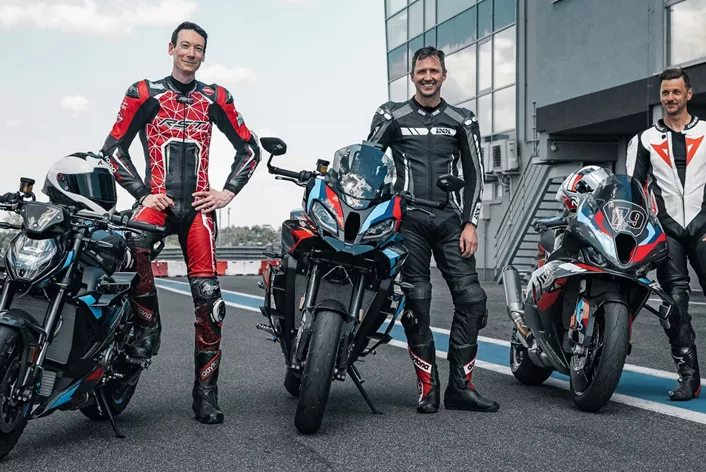 Willkommen zum ultimativen Vergleichstest am Slovakiaring! Hier, auf einer der schnellsten Rennstrecken Europas, treten drei herausragende Vertreter der BMW M-Serie gegeneinander an: die M 1000 XR, die M 1000 RR und die M 1000 R. Die M 1000 XR, das ultimative Reisemotorrad, überrascht mit einer Kombination aus Komfort und schier endloser Power. Die M 1000 RR, der Supersportler schlechthin, bietet eine unvergleichliche Rennstreckenerfahrung direkt aus dem Showroom. Und die M 1000 R, das aggressive Nakedbike, verspricht puren Adrenalinkick und eine unfassbare Direktheit. Unsere erfahrenen Testfahrer, Mex Pinter, Kurt Rubik und NastyNils, haben diese Carbonraketen auf Herz und Nieren geprüft.