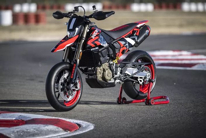 Jaką Supermoto kupić w 2024 roku? Istnieje szeroki wybór mocnych modeli. Oto przegląd.