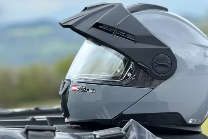 Para muitos motociclistas, um de visual de aventura é marcado pelo uso de um
capacete com pala. Felizmente para os que se identificam com este visual, o
Schuberth E2, já chegou ao mercado. Um capacete de aventura premium, que o
Wolf já testou intensivamente.