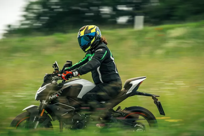 En junio de 2024, nuestros pilotos de prueba pusieron a prueba a fondo la CF MOTO 450 NK en la región montañosa. Se recopilaron diez opiniones diferentes para evaluar exhaustivamente esta naked bike de 2 cilindros asequible. Descubre todo sobre los resultados e impresiones.