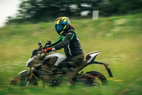 Günstiges 2-Zylinder Nakedbike: CFMOTO 450 NK Test