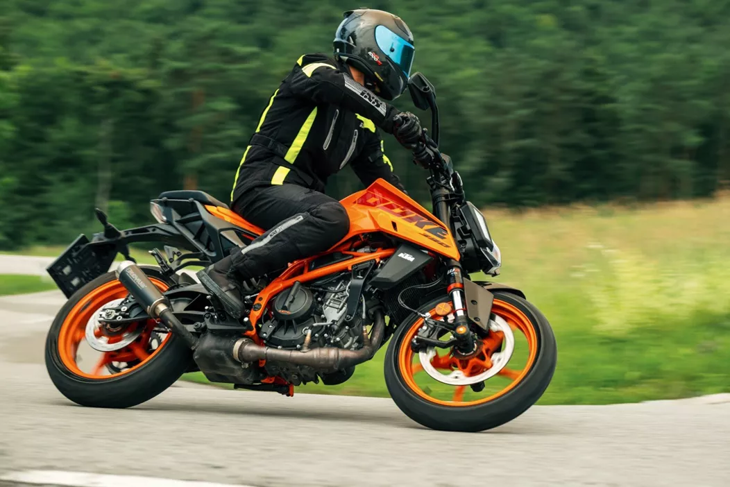 Our test riders evaluated the KTM 390 Duke in the hilly terrain in June 2024. Ten different opinions were gathered to assess the impressive features and the affordable price of this naked bike. Learn more about the test results and impressions.