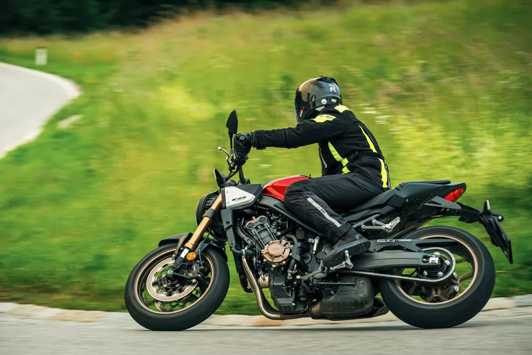Our test riders evaluated the Honda CB650R E-Clutch with automatic clutch in the hilly region in June 2024. Twelve different opinions were gathered to assess the modern technology and classic power of this 4-cylinder naked bike. Learn more in the test report.