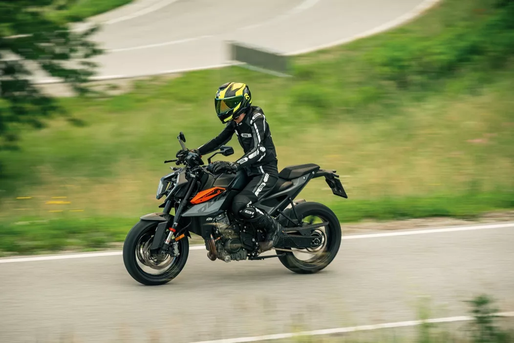 In June 2024, our test riders thoroughly evaluated the KTM 990 Duke in the hilly terrain. Ten different opinions were gathered to assess the riding pleasure and the unreasonable power of this naked bike.