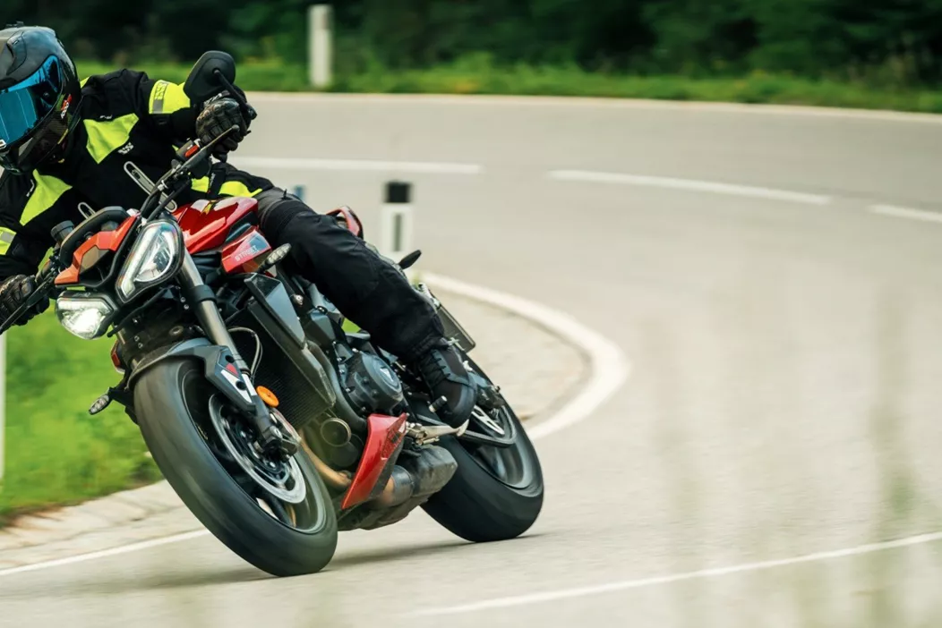In June 2024, our test riders evaluated the Triumph Street Triple RS 765 in the hilly terrain. Twelve different opinions were gathered to assess the performance and precision of this mid-displacement power naked bike. Learn more about the test results and impressions.