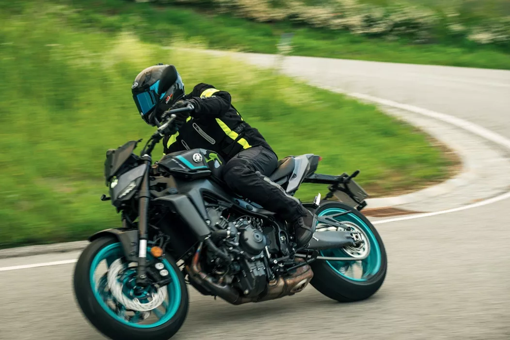 Our twelve test riders tested the Yamaha MT-09 in the hilly region in June 2024. Various opinions were gathered to evaluate the performance and versatility of this naked bike. Learn more about the test results and impressions in the detailed test report.