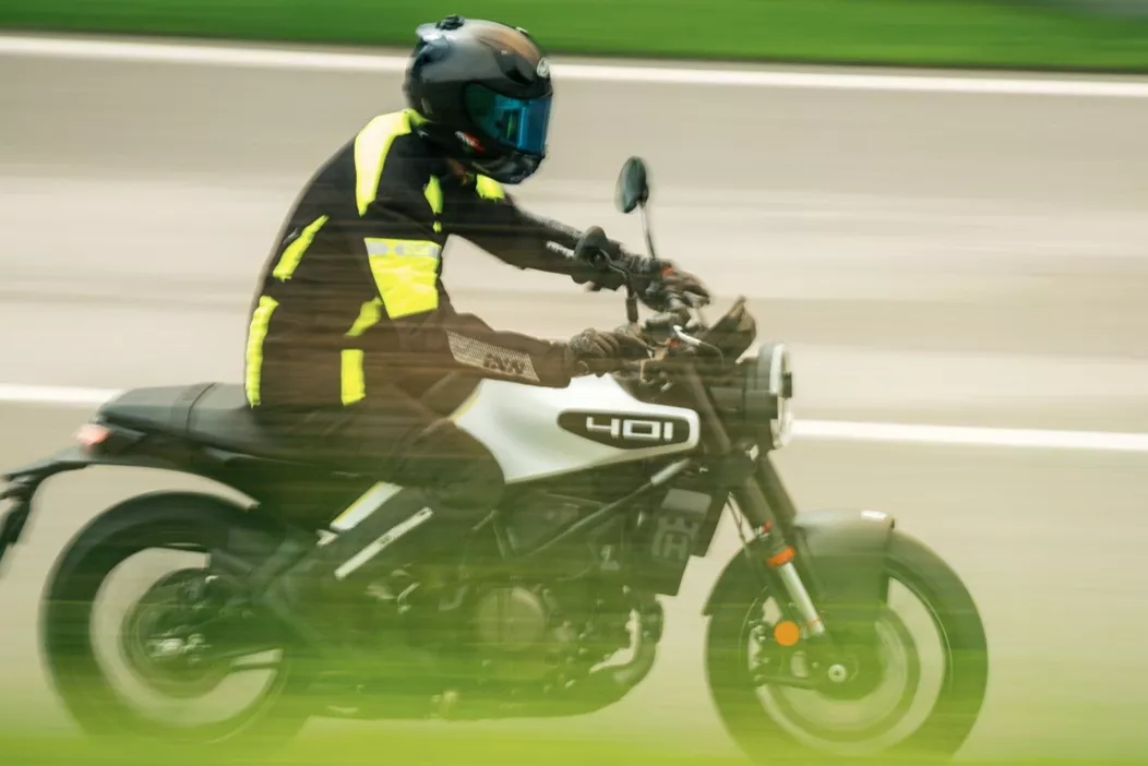 In June 2024, our test riders put the Husqvarna Vitpilen 401 through its paces in the hilly terrain. Various opinions were gathered to evaluate this cool naked bike. Learn more about the test results and impressions.