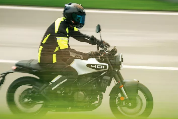 Im Juni 2024 haben unsere Testpiloten die Husqvarna Vitpilen 401 in der buckligen Welt getestet.Verschiedene Meinungen wurden eingeholt, um dieses coole Nakedbike zu bewerten. Erfahre mehr über die Testergebnisse und Eindrücke.