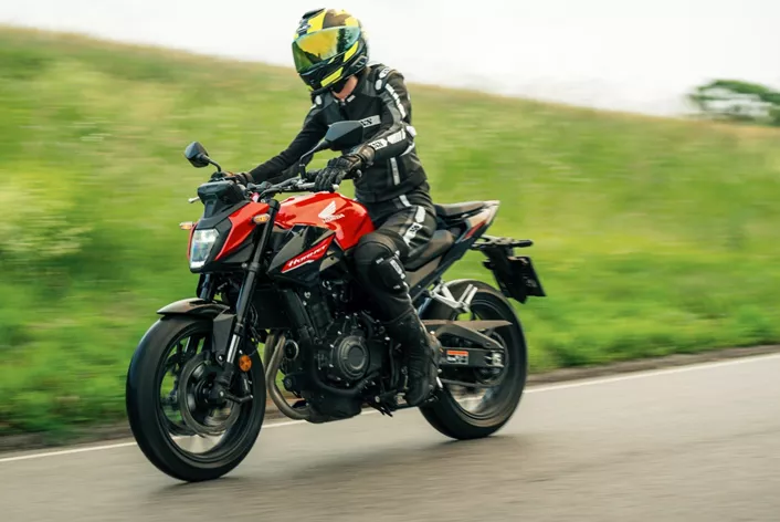 En juin 2024, nos pilotes d'essai ont testé la Honda CB500 dans la région vallonnée. Dix avis différents ont été recueillis pour évaluer cette moto naked abordable. Découvrez plus sur les résultats des tests et les impressions.