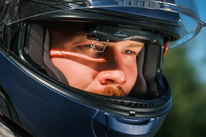 Sa DVision Head-Up-Display-om, Tilsberk nudi jedinstveno navigaciono rešenje za motocikliste. Sada je stiglo veliko ažuriranje koje uključuje nove funkcije za DVision HUD, i pogledali smo kako nove funkcije funkcionišu u praksi.