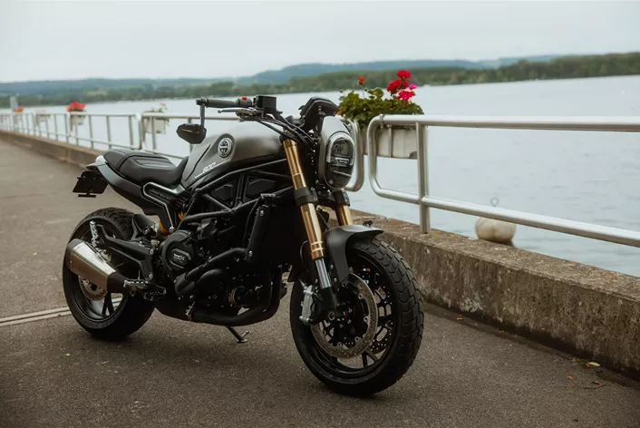 Benelli oferuje w Szwajcarii swój model Leoncino 800 w firmowej przeróbce. Te zmiany dotyczą nie tylko wyglądu, ale także ergonomii. W tym teście przyjrzymy się częściom dodatkowymi oraz ogólnie, jak Leoncino 800 wypada w roku 2024.