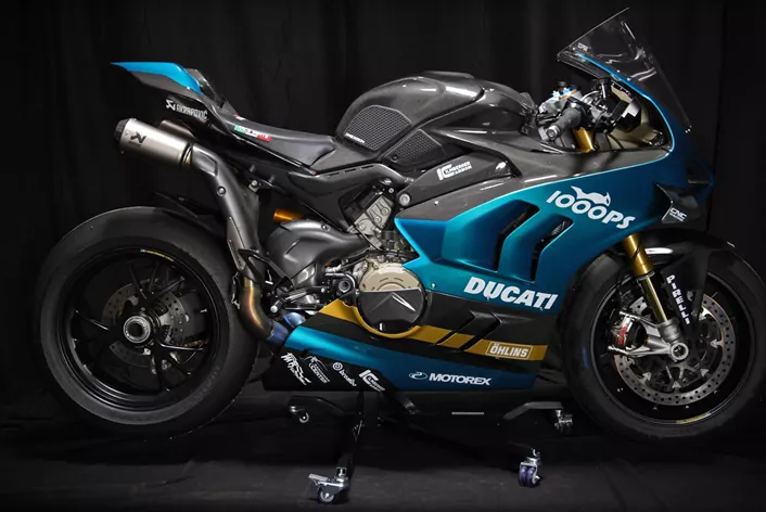 Ducati Panigale - ime koje je dobro poznato i svakom iskusnom bajkeru. Malo koji drugi motocikl više simbolizuje evoluciju u savremenom motosportu, malo koji motocikl više predstavlja prefinjeni italijanski dizajn. I nije samo dizajn u pitanju! V4 motor ima snagu i karakter, aerodinamika je sofisticirana, a oprema, posebno kod "S" modela, od početka do kraja je tehnički delikates. Pažnja i poštovanje su zagarantovani svakom vozaču Panigale u vozačkom kampu. Paradoksalno, čak i ova visokokvalitetna osnova je premalo za ozbiljan motosport. Pesimistične misli ovde nisu na mestu. Mnogo više je to radost iščekivanja, svrab u prstima i uzbudljiva euforija koja se širi. Jedan od onih posebnih dana u redakciji 1000PS! Ponovo smo naručili najfinije delove i odlučili se za divno nerazumno tjuning projekat. Zaista ćemo se dohvatiti crvene italijanske dive.