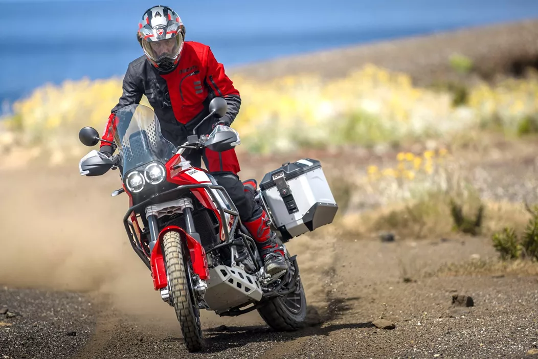 A Ducati apresentou a DesertX Discovery, uma nova versão da moto de aventura que se destaca pelo equipamento de série abrangente e uma roda dianteira de 21 polegadas. A moto estará disponível nos concessionários a partir de julho de 2024.