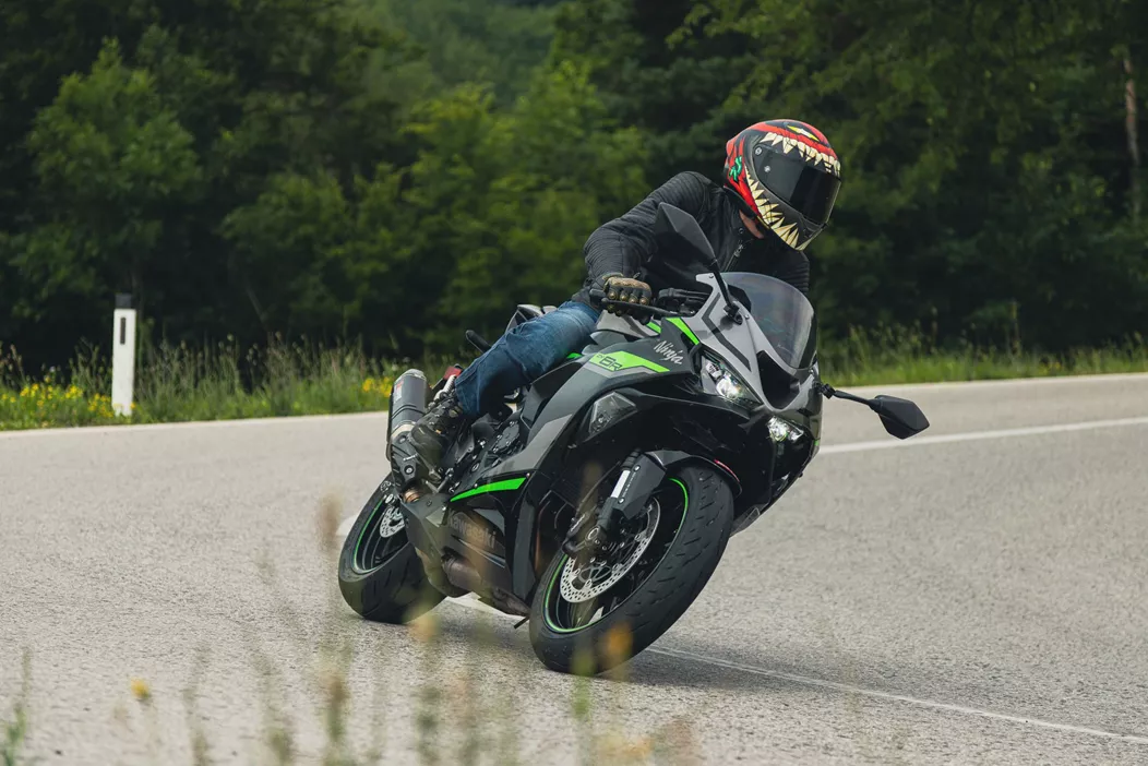 The Kawasaki Ninja ZX-6R 2024 impresses as a powerful supersports bike that showcases its strengths on the open road. Test riders Martin Bauer, Horvath, Amelie, and Alessio have thoroughly tested the motorcycle and provide insights into its riding performance, technology, and the riding pleasure this model offers.