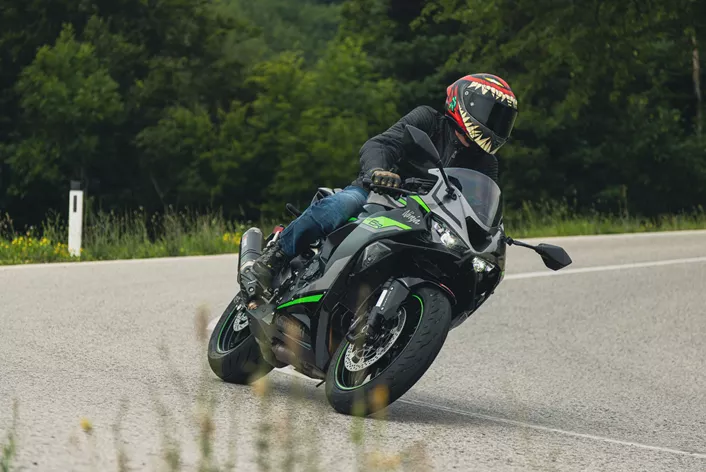 La Kawasaki Ninja ZX-6R 2024 impresiona como un potente supersport que muestra sus fortalezas en la carretera de curvas. Los probadores Martin Bauer, Horvath, Amelie y Alessio han probado exhaustivamente la moto y ofrecen una visión del comportamiento dinámico, la técnica y el placer de conducir que ofrece este modelo.