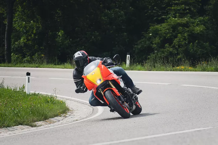 The 2024 Yamaha XSR900 GP combines classic retro design with cutting-edge technology. Martin Bauer, Horvath, Amelie, and Alessio tested the bike on the country roads and documented their impressions in this detailed review. The blend of nostalgic style and contemporary performance makes the XSR900 GP an exciting model in the retro-racer segment.