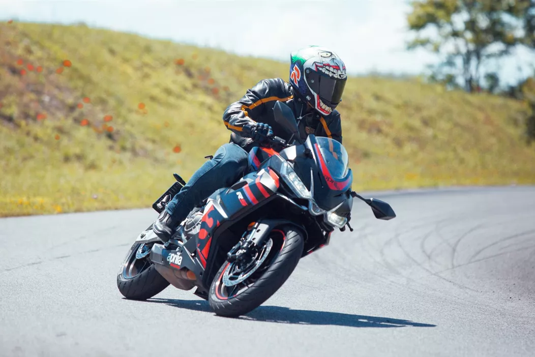 The Aprilia RS 457 presents an exciting option for riders in the A2 class who value sporty performance and modern technology. Our testers Martin Bauer, Amelie, Alessio, and Horvath have scrutinized the RS 457 both on the country road and on the supermoto track.