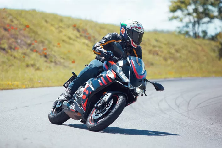 L'Aprilia RS 457 représente une option excitante pour les pilotes de la catégorie A2 qui accordent de l'importance à la performance sportive et à la technologie moderne. Nos testeurs Martin Bauer, Amelie, Alessio et Horvath ont examiné de près la RS 457 aussi bien sur la route sinueuse que sur la piste de supermoto.