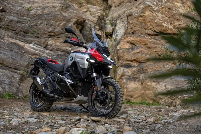 Pravočasno za BMW Motorrad Days v Garmisch-Partenkirchnu proizvajalec predstavlja novo R 1300 GS Adventure. Tukaj so vse informacije o mega-terenskem motornem kolesu.